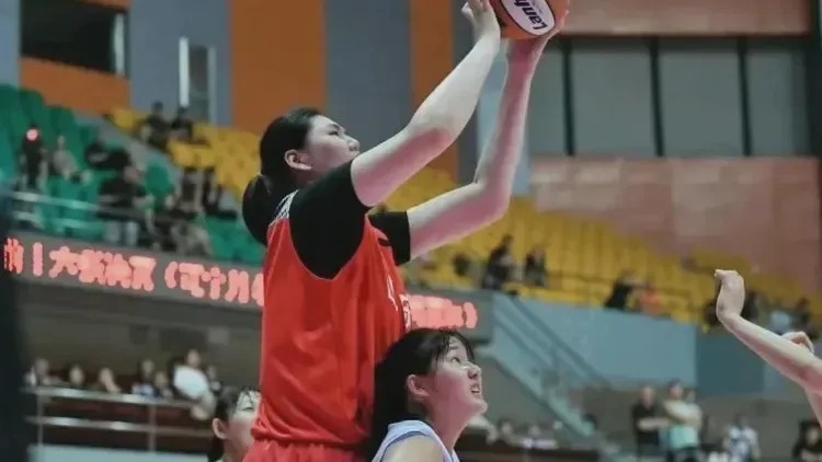誇張！中國16歲女籃球員228公分比姚明還高 全國青年賽有如場上巨無霸-海神-籃球-中國-姚明-運動員-娛樂城-真人視訊-捕魚遊戲-體育賽事-拉霸機